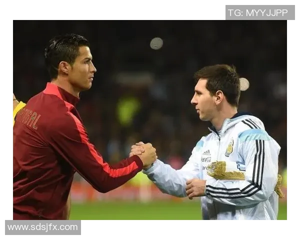 足球传奇时刻回顾：从梅西神奇过人到C罗绝杀瞬间的经典重温